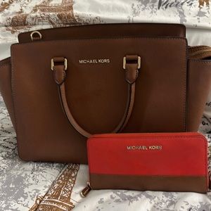 Michael kors tote bag color luggage used in good condition